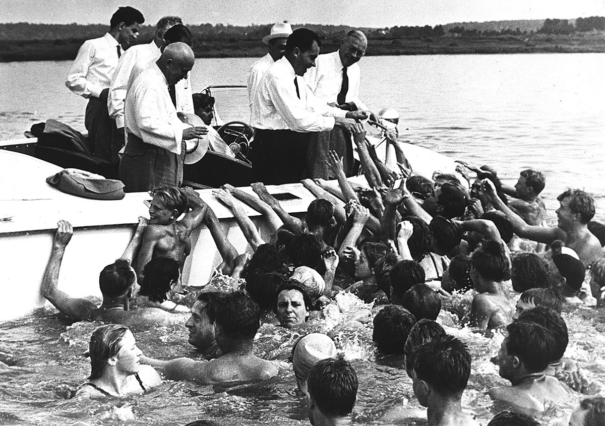 Richard Nixon und Nikita Chruschtschow auf einer Bootsfahrt auf dem Moskwa-Fluss, 1959