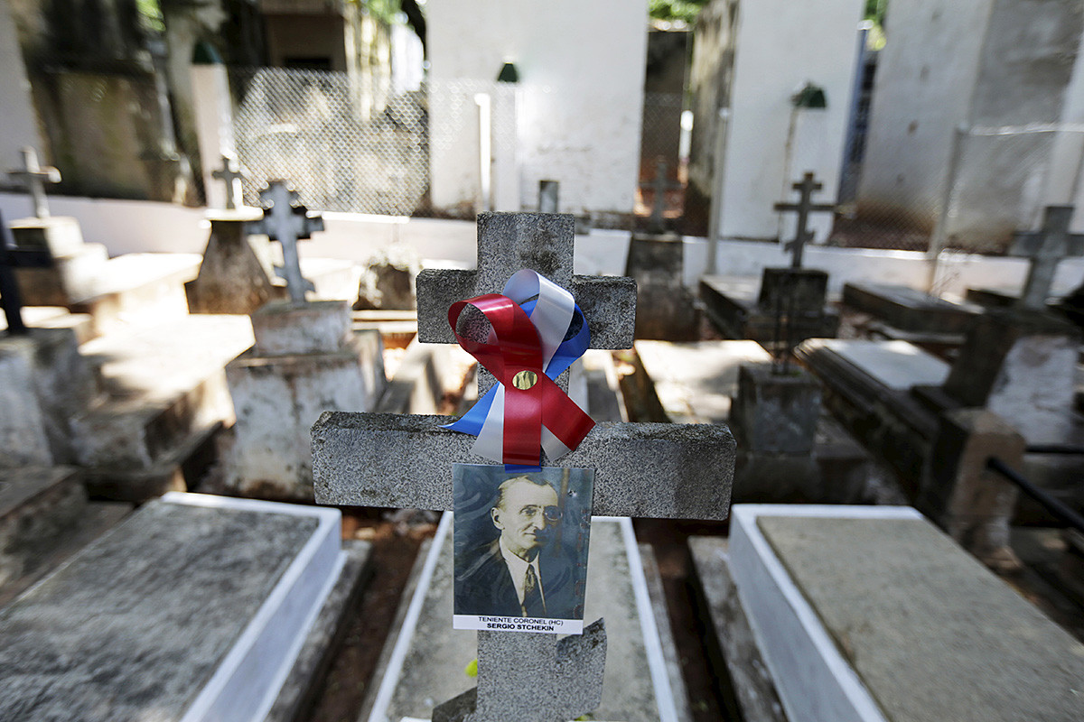 La tombe d'un officier russe qui a combattu dans la guerre de Chaco au cimetière de Recoleta à Asunción