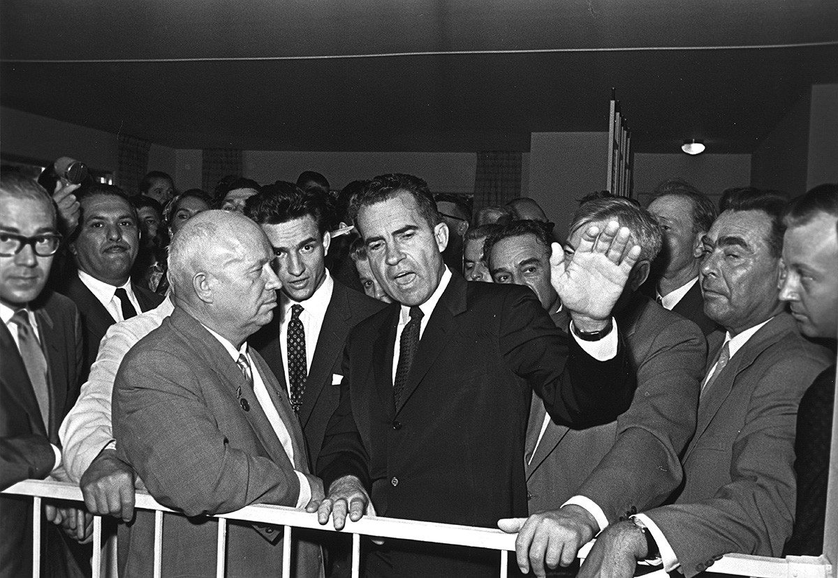Le dirigeant soviétique Nikita Khrouchtchev (à gauche) et le vice-président américain Richard Nixon (à droite). Moscou, 1959