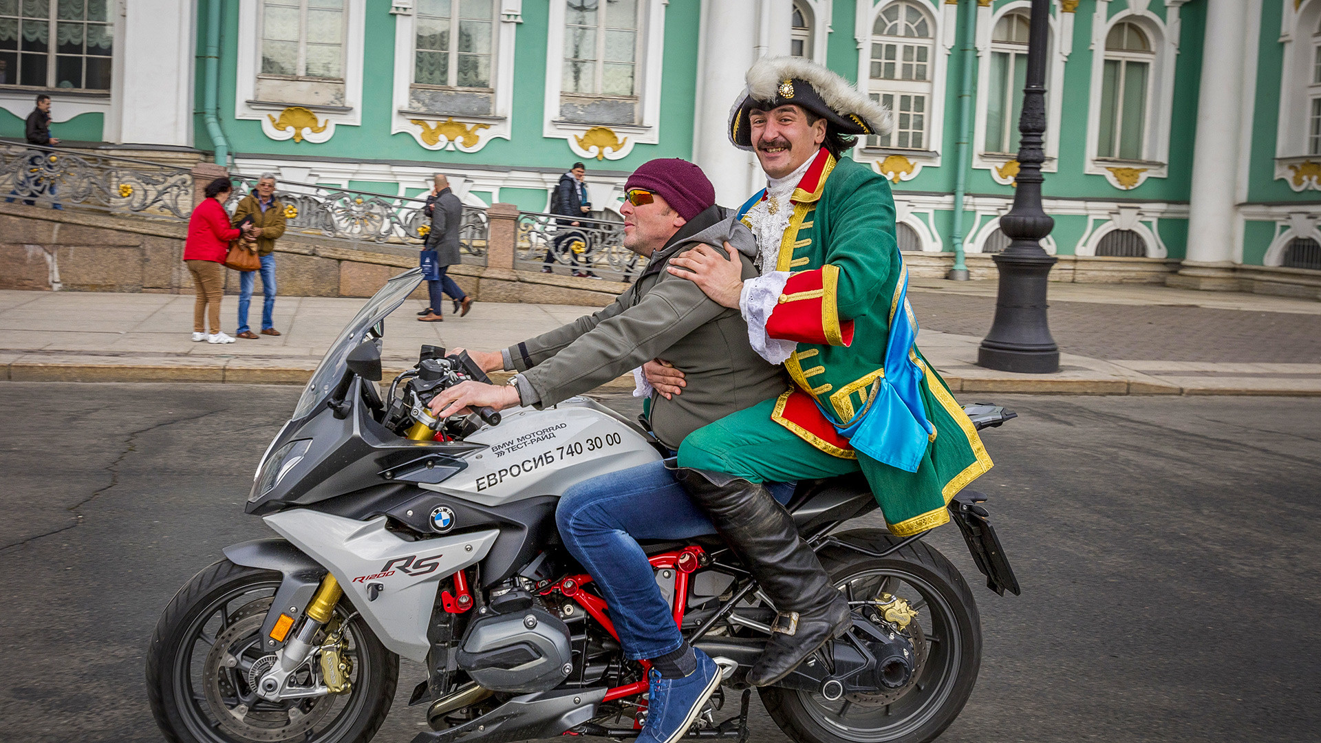 Двойник Петра I с голландским туристом, Дворцовая площадь, Санкт-Петербург.