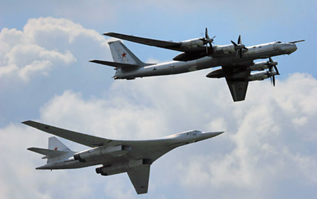 Стратегијски бомбардери Ту-160 (лево) и Ту-95 (десно). 