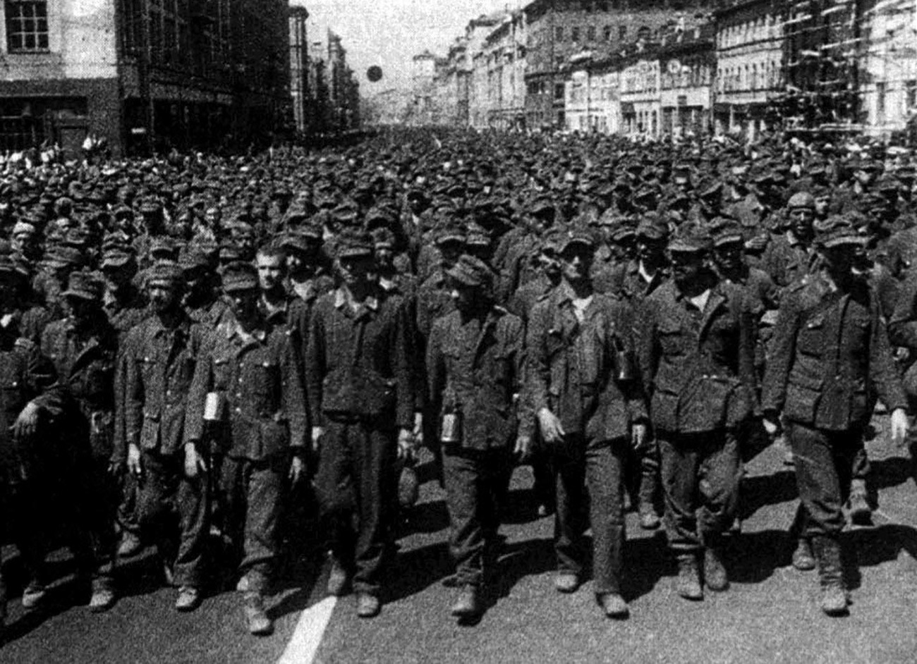 捕虜ドイツ人がモスクワで行進している