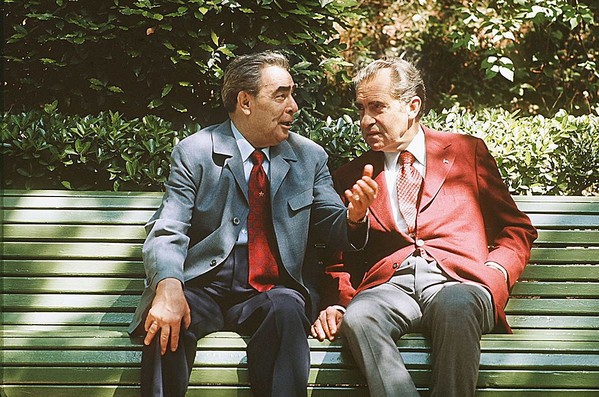 ソ連指導者レオニード・ブレジネフ（左）とリチャード・ニクシン米大統領が交渉の休暇に話し合っている。ニクソンの訪ソ中。ヤルタ、黒海の海岸。1974年
