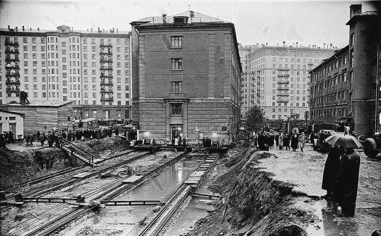 Déplacement d'un bâtiment à Tverskaïa, fin des années 1930