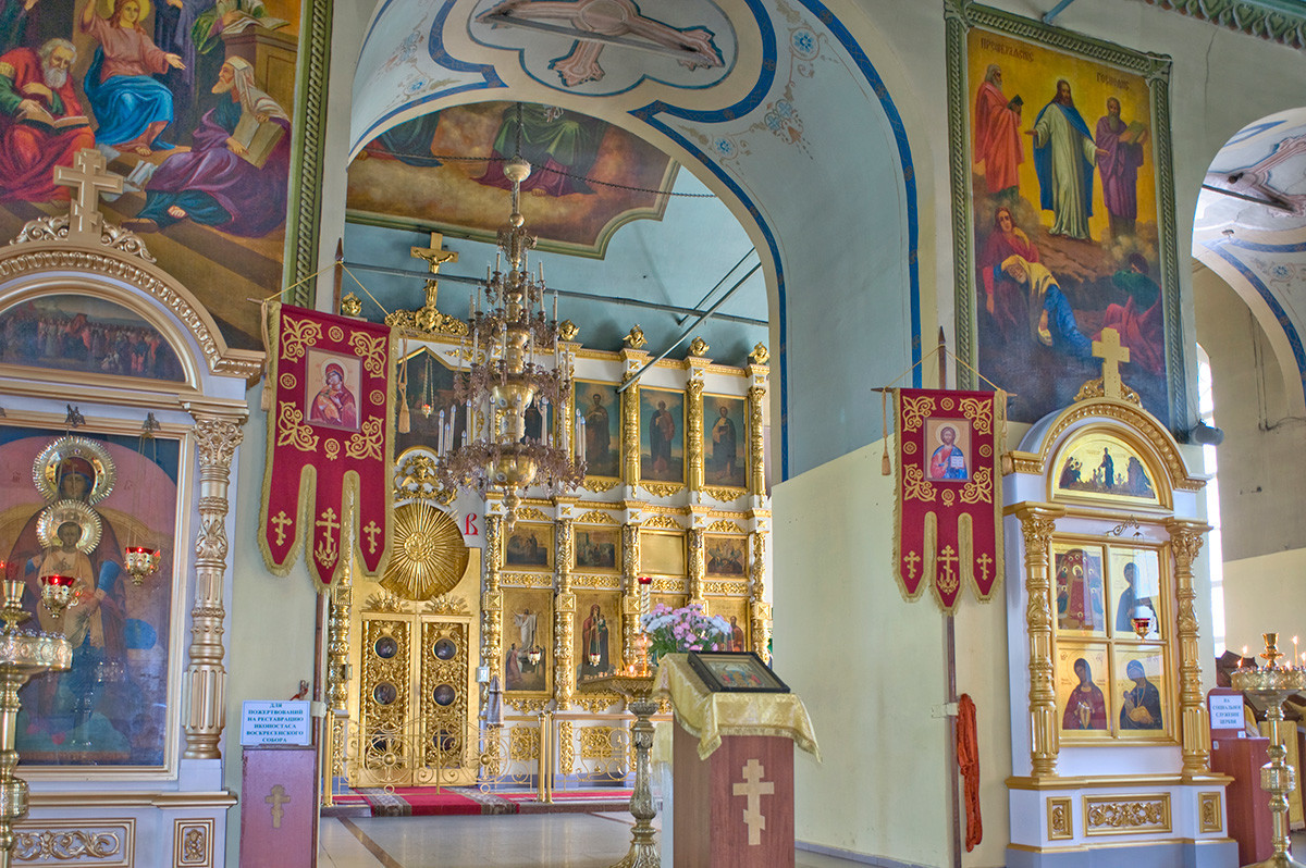 復活大聖堂の内部。玄関の東のイコノスタシス。ウィリアム・ブラムフィールド撮影。2015年8月10日。