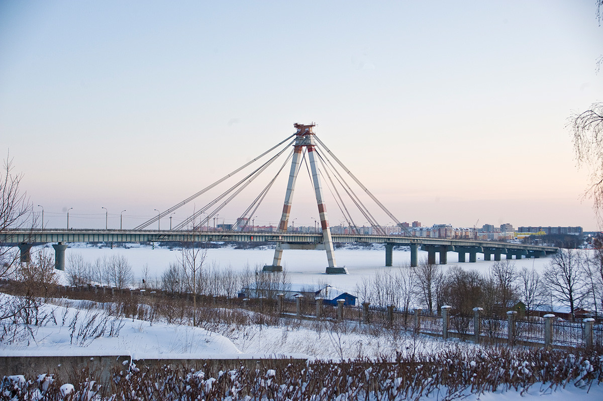 チェレポヴェツ湾とシェクスナ川に架かる吊り橋。シェクスナ川右岸から望んだ北西の景色。ウィリアム・ブラムフィールド撮影。2010年1月2日