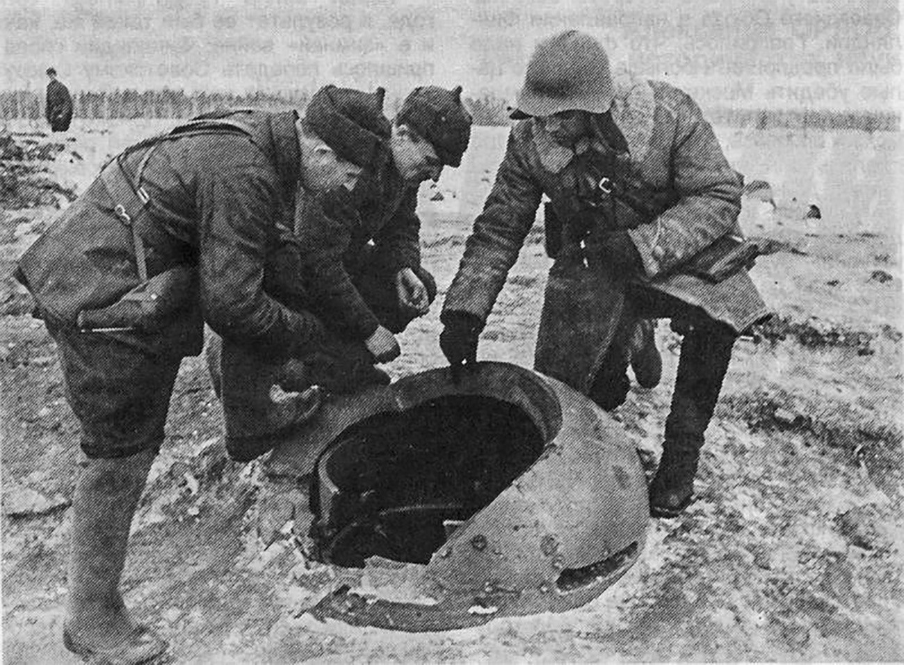 Група црвеноармејаца разгледа оклопни поклопац на финском бункеру.