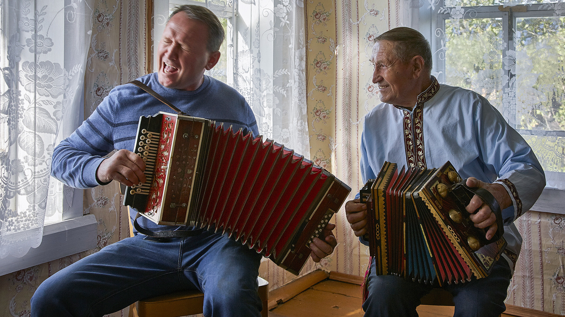 Ivan Pechkov, chef de kolkhoz (ferme collective), avec le plus vieil accordéoniste du district, Veniamin Kourbatov. Région de Vologda, village de Tarnogorski gorodok.

