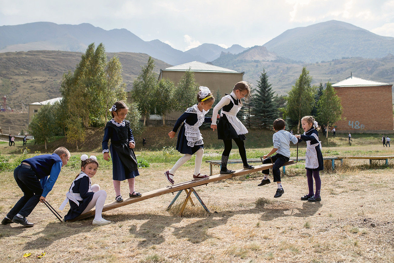 Des enfants dans la cour d’une école. République de Kabardino-Balkarie, village de Bouloungou. 

