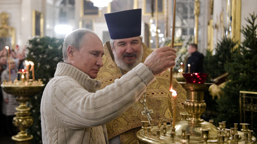 Predsjednik Rusije Vladimir Putin na Božićnom bogosluženju u Spaso-Preobraženskoj crkvi u Sankt-Peterburgu, Rusija, 6. siječnja 2020.
