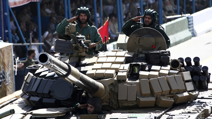 Поздрав иранских војника на тенку Т-72 на паради поводом годишњице Иранско-ирачког рата (1980-1988), Техеран, 22. септембар 2014.