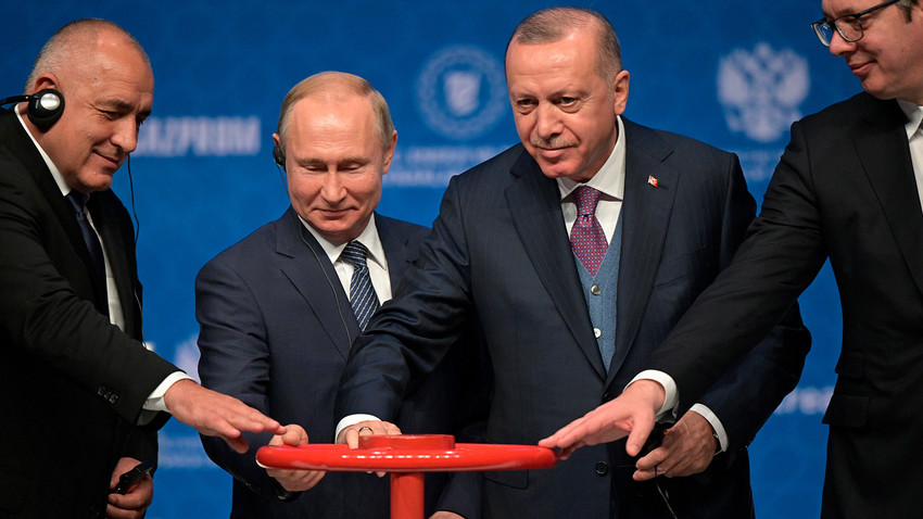 Predsjednici Rusije i Turske Vladimir Putin i Recep Erdoğan na ceremoniji službenog puštanja u rad plinovoda "Turski tok" u Istanbulu. S njima su i predsjednik Srbije Aleksandar Vučić i bugarski premijer Bojko Borisov, 8. siječnja 2020.
