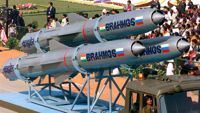 Indijske supersonične krstareće rakete montirane na kamion i demonstrirane u New Delhiju.
