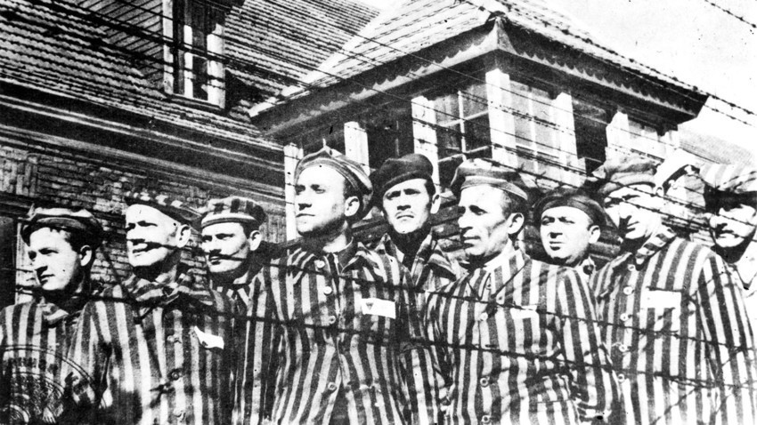 Prisioneiros de Auschwitz.