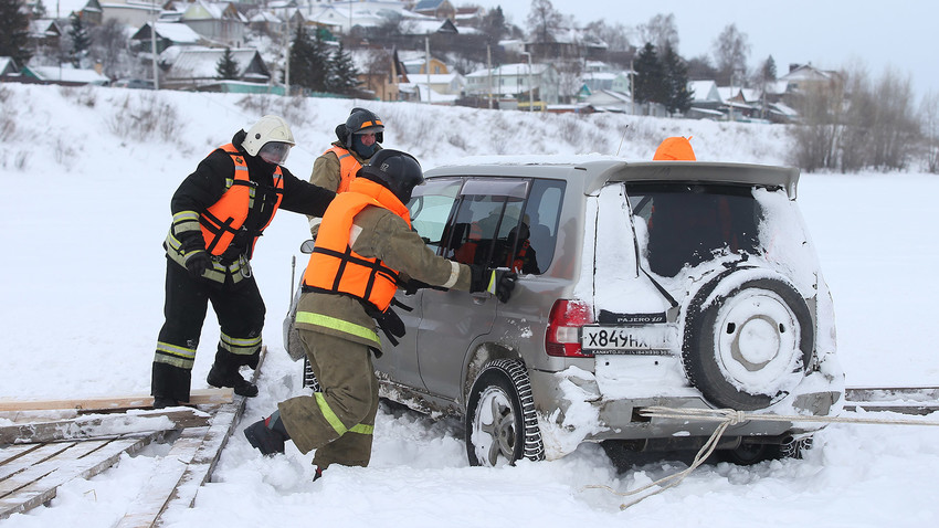 Suasana latihan penyelamatan mobil yang terperosok di es, di Distrik Verkhny Uslon, Tatarstan, Januari 2018.