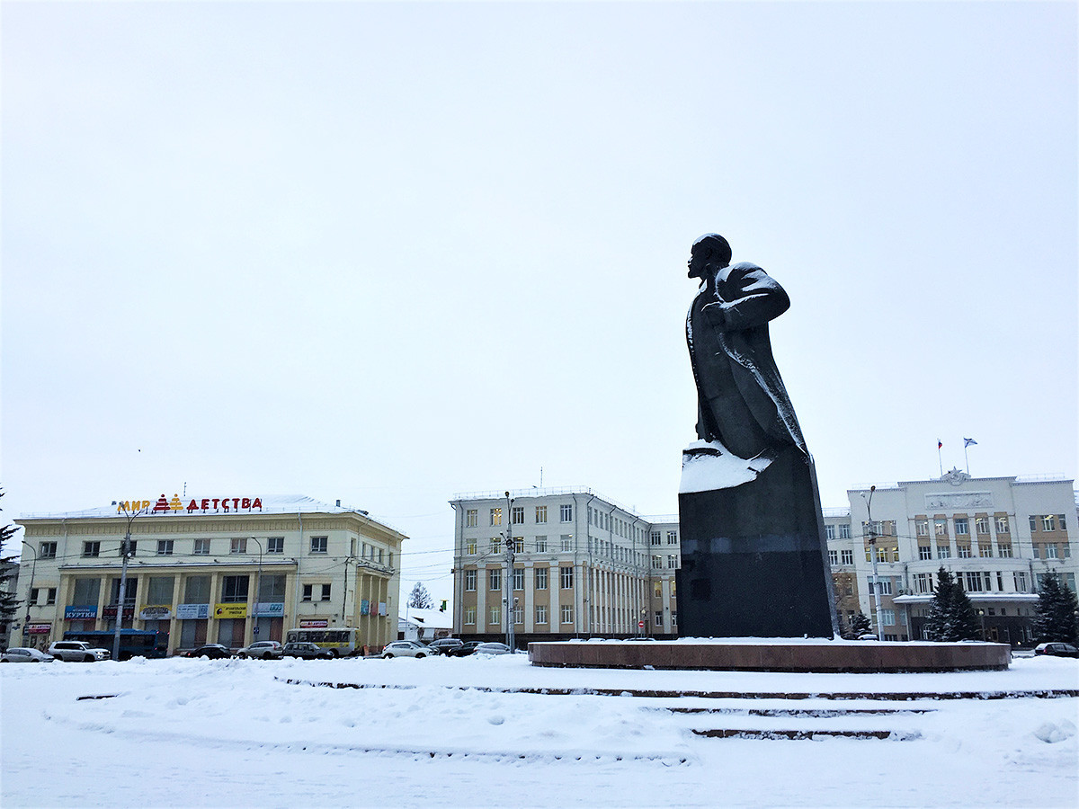 Kip Vladimirja Lenina na glavnem mestnem trgu. Znak na levi se glasi 