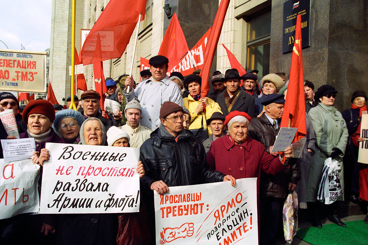 Јавни протести кои радикалната и умерената левица ги организираа пред Државната дума, барајќи отповикување на претседателот на Русија Борис Николаевич Елцин.