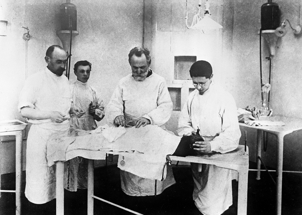 Иван Павлов (втори вдясно) в своята лаборатория. Ленинград, 1927 г.
