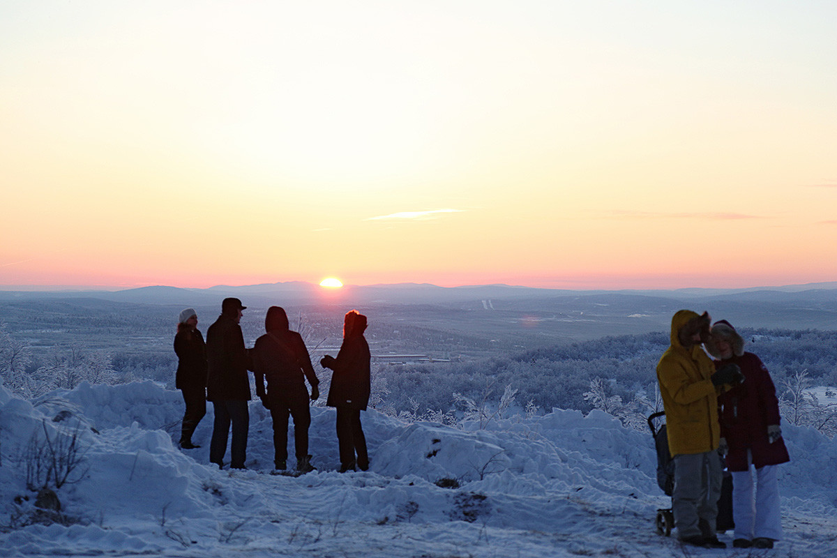 Moradores de Murmansk na colina Sólnetchnaia, em 11 de janeiro de 2018