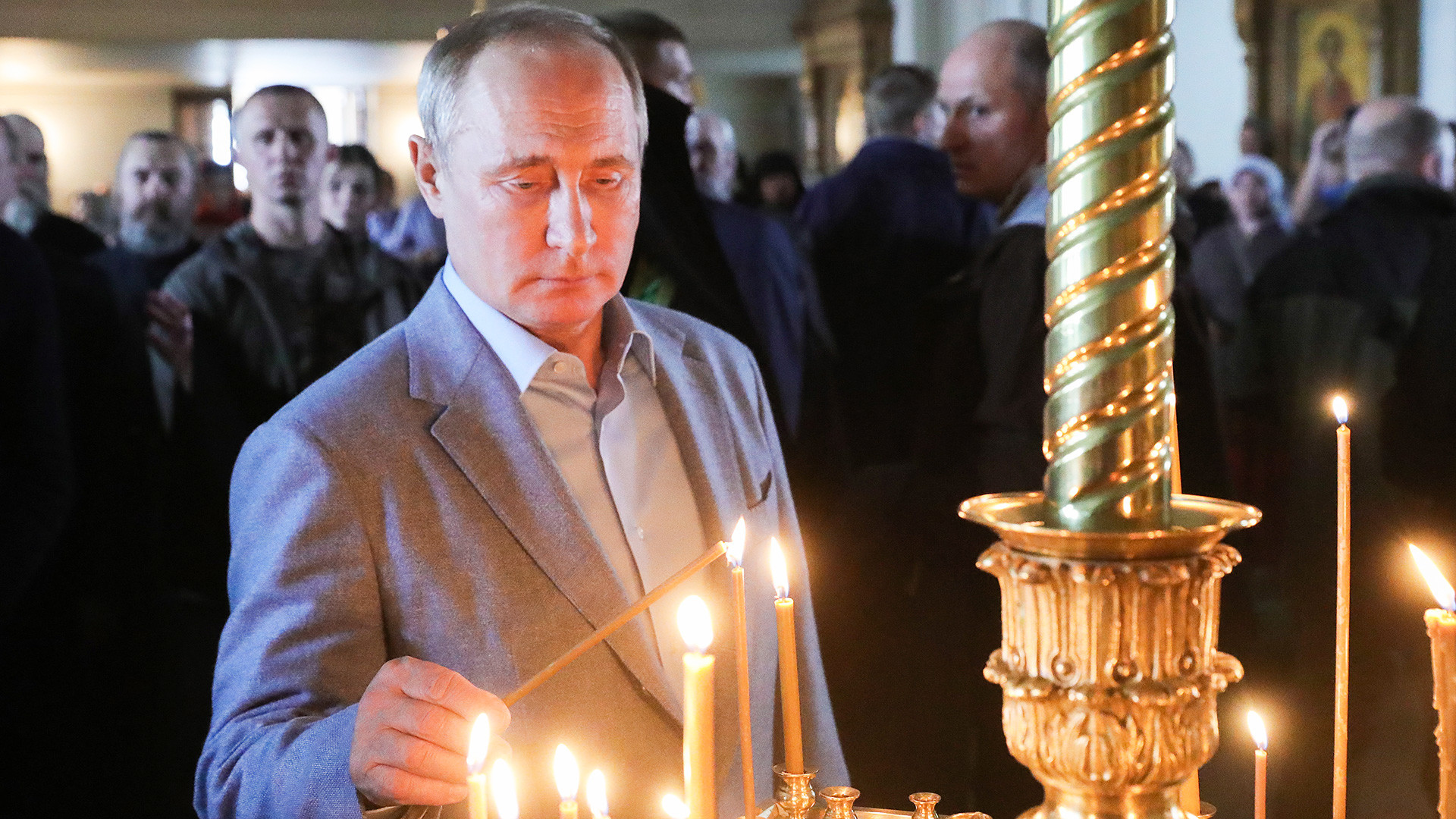 Le président russe Vladimir Poutine allume une bougie lors de sa visite au monastère de Valaam en Carélie (Nord-Ouest de la Russie), 2019