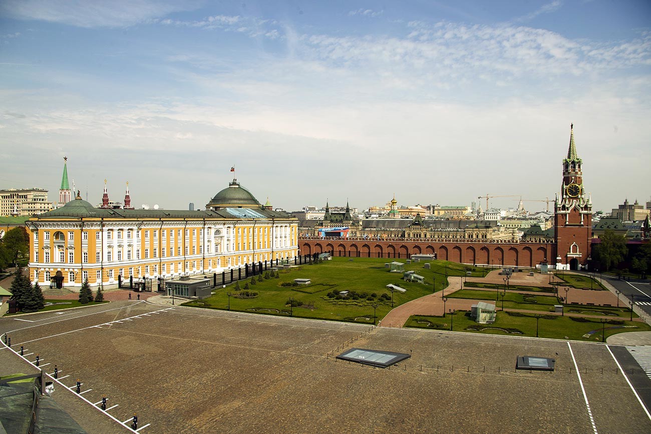 La place Ivanovskaïa du Kremlin. Le bâtiment du Sénat (à gauche) et la tour Spasskaïa (à droite)
