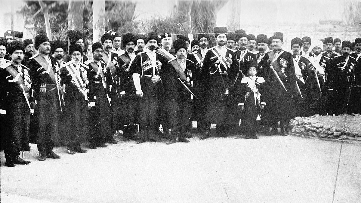 Персијска козачка бригада у Табризу, април 1909.
кавер - Официри Персијске козачке бригаде.