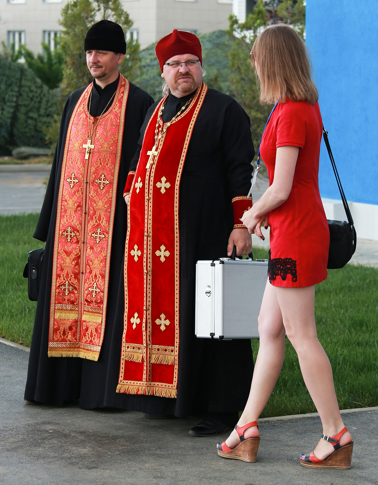 Si una mujeres quiere entrar en una iglesia ortodoxa, debe tener las piernas cubiertas (es mejor encontrar una falda larga) y los hombros.
