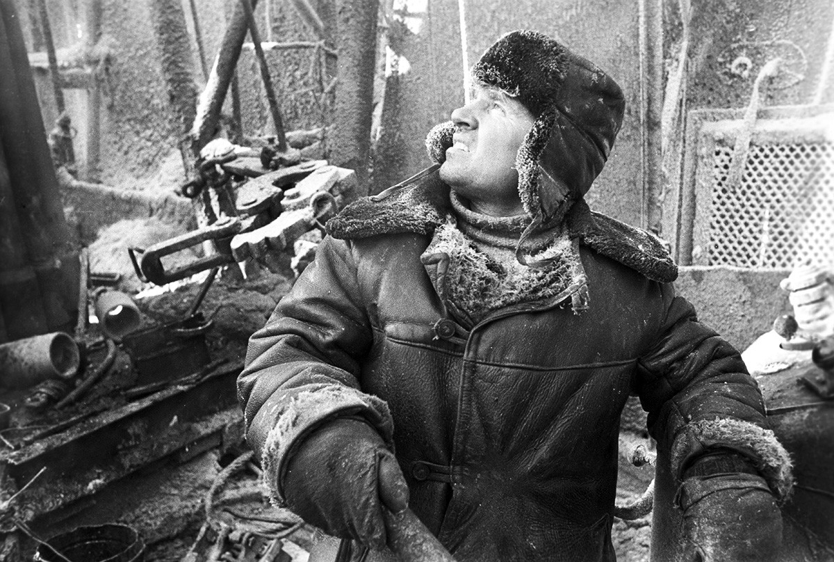 Opérateur de forage dans un village de travailleurs du pétrole, 1971
