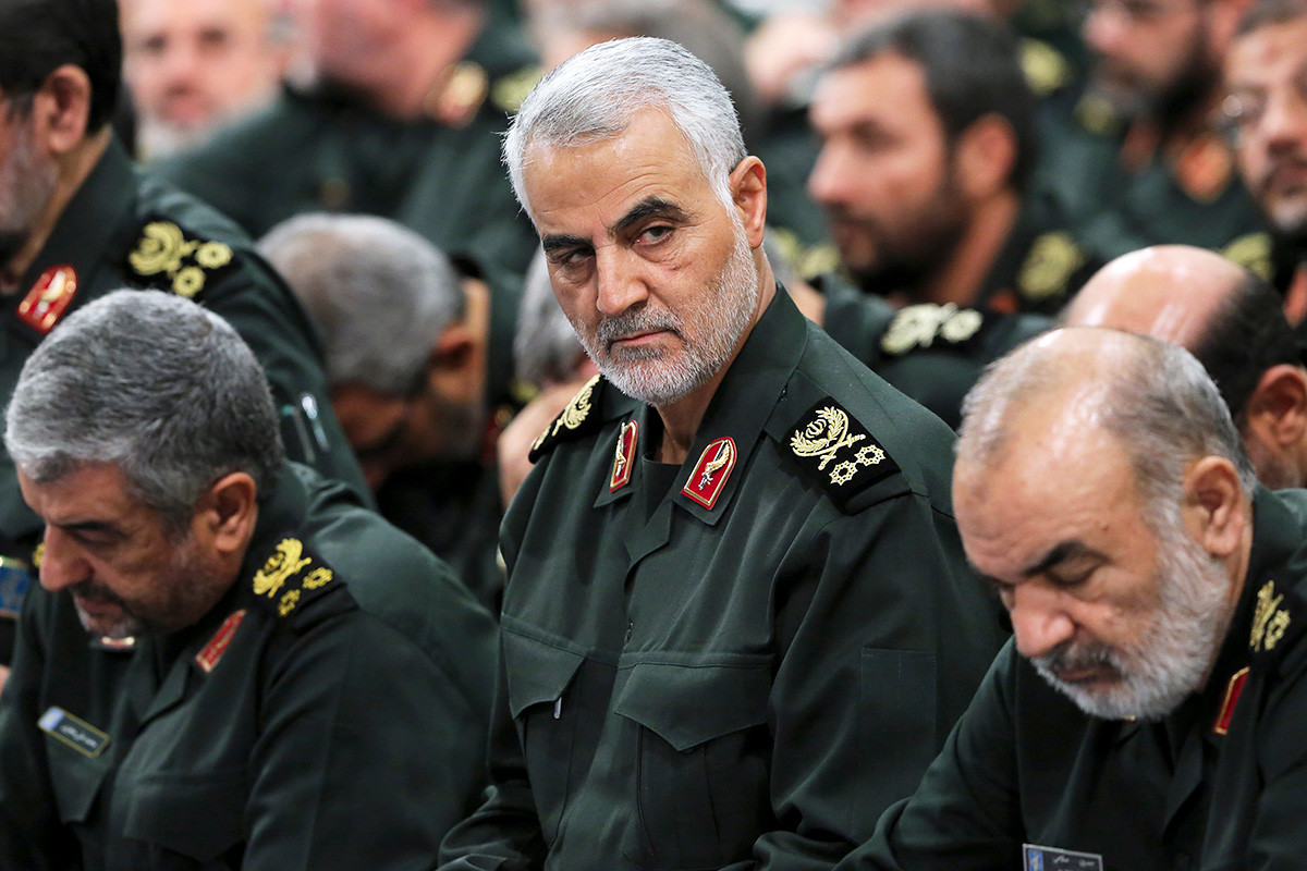 Qassem Soleimani, tengah, menghadiri pertemuan dengan Pemimpin Tertinggi Ayatollah Ali Khamenei dan komandan Pengawal Revolusi di Teheran, 2016.