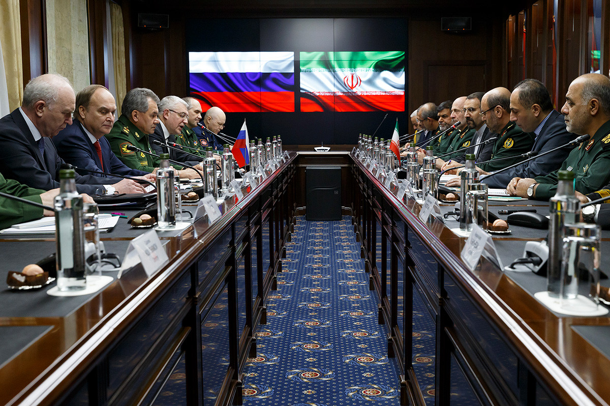 Menteri Pertahanan Rusia Sergei Shoigu (ketiga dari kiri), dan Menteri Pertahanan Iran Hossein Dehghan (ketiga dari kanan) pada sebuah pertemuan di Moskow, 2016.