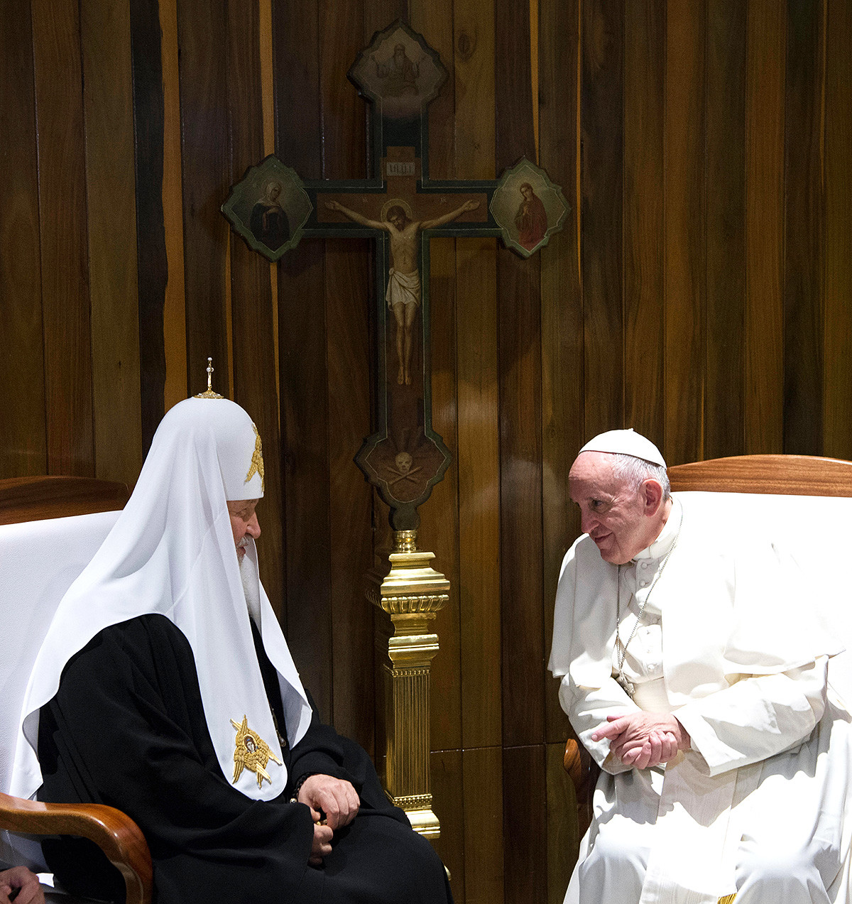 Patriark Kirill dari Moskow dan Rusia (kiri) dan Paus Francis (kanan) pada sebuah pertemuan di Havana, 2016.