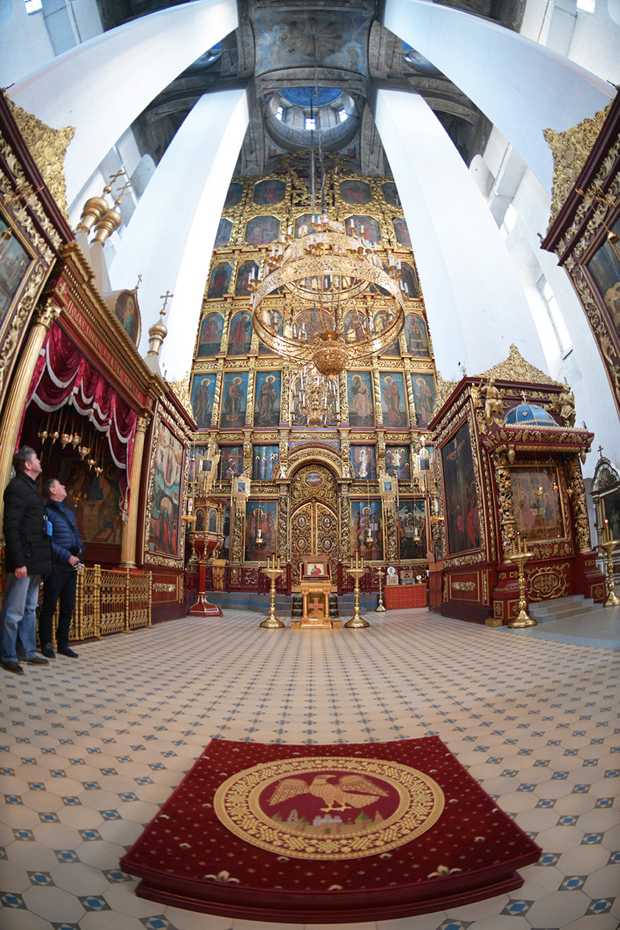 Bagian dalam Katedral Trinity di Kremlin Pskov.