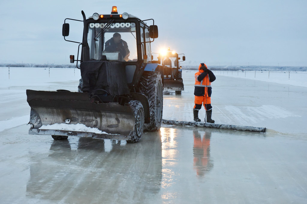 「冬の道路」の建設、サレハルドーラビトナンギの道路