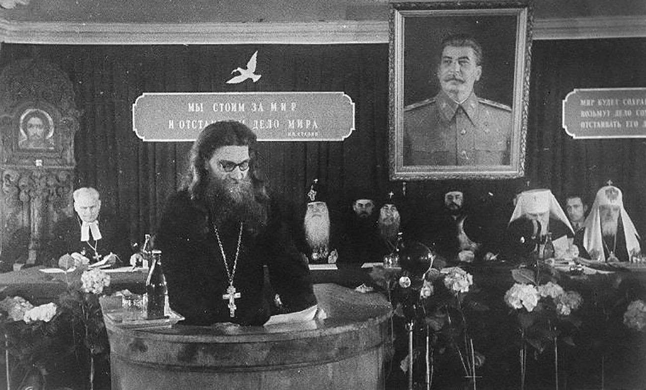 Священный Синод заседает под портретом Сталина
