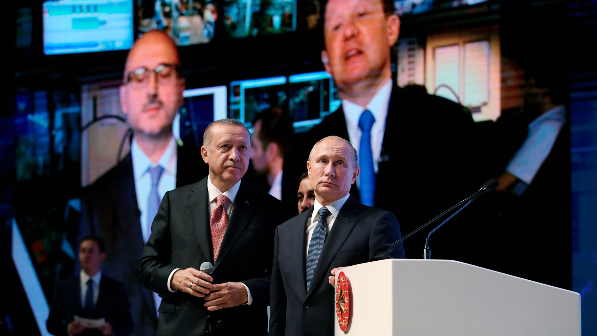 Председник Русије Владимир Путин и председник Турске Реџеп Ердоган на церемонији завршетка поморске деонице гасовода „Турски ток“. У позадини је Алексеј Милер, шеф компаније „Газпром“.