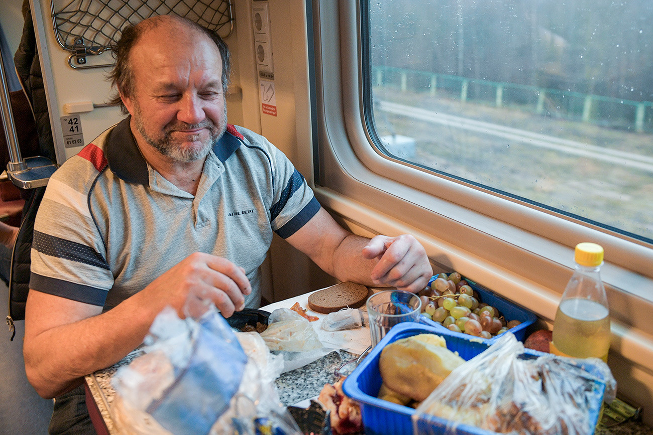 Путник руча у возу „Таврија”, који саобраћа на релацији Санкт Петербург - Севастопољ. Овај воз је први прешао преко Кримског моста и обновио железнички саобраћај између Крима и остатка Русије који је прекинут 2014. године
