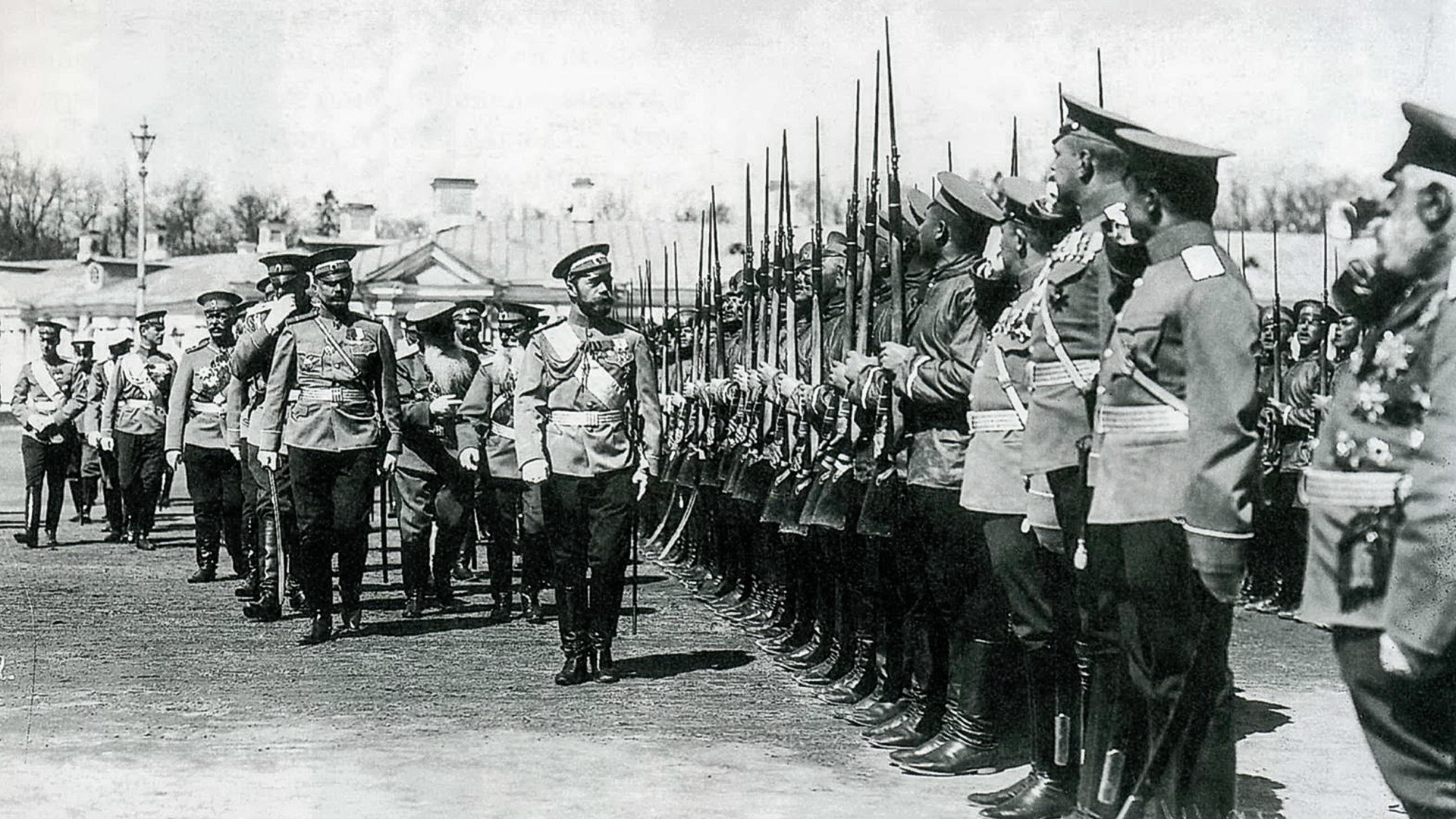 Цар Николај II Романов на смотри војника Измајловског пука.
