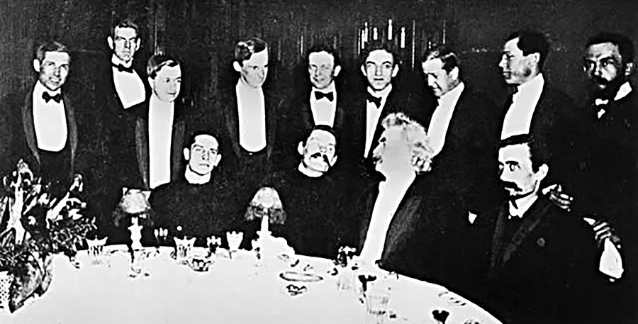 Максим Горький на обеде с Марком Твеном (внизу в центре)