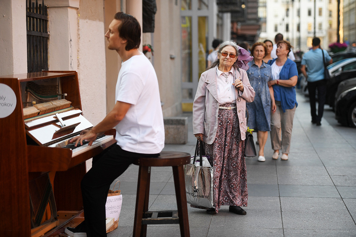 Mimoidoči poslušajo ulični nastop v Sankt Peterburgu