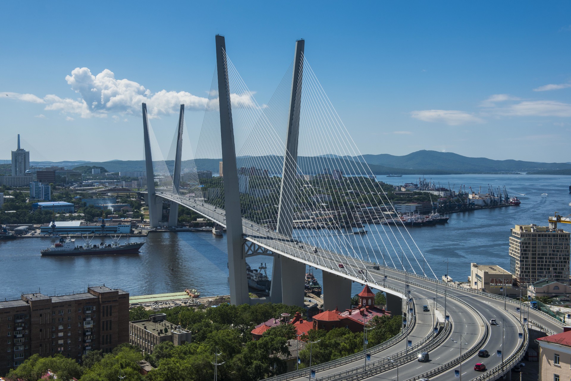 Jembatan Zolotoy (Emas), salah satu simbol Vladivostok.