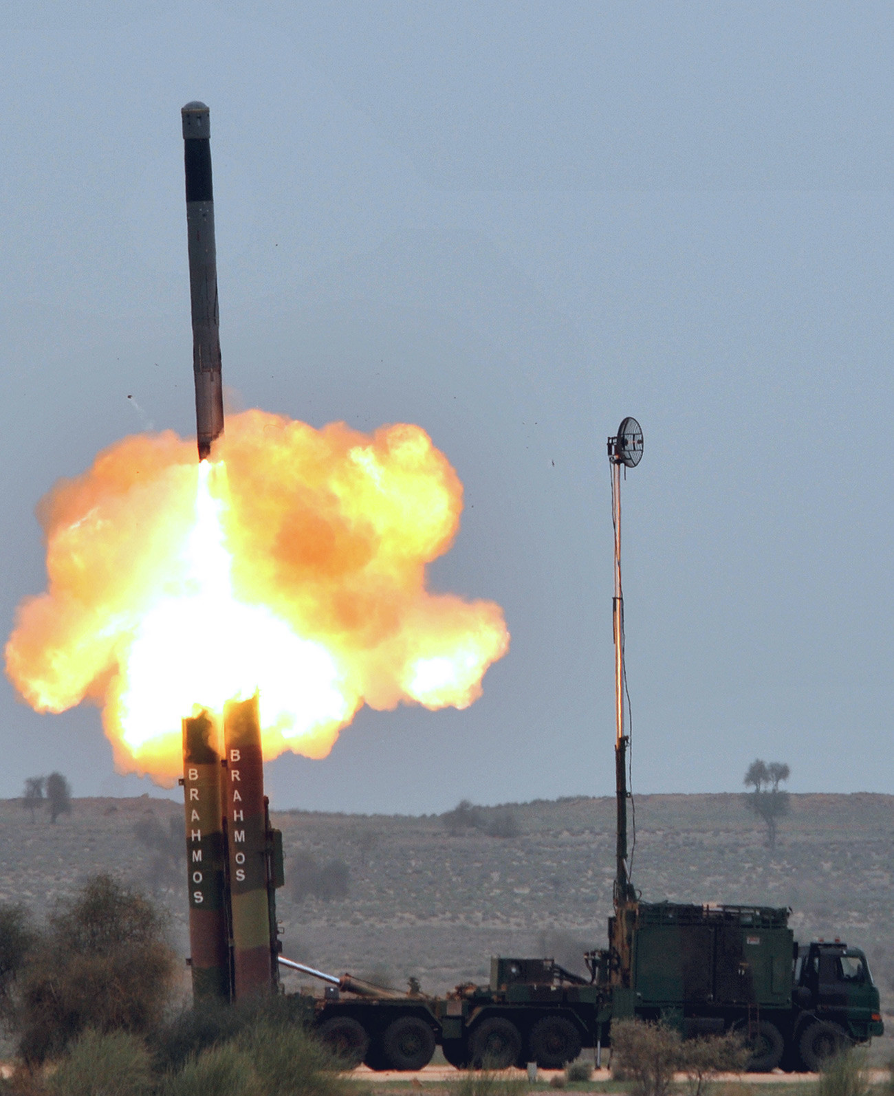 Ову фотографију је објавио информативни биро индијске штампе 4. марта 2012. године. Индијска армија на непознатом месту демонстрира лансирање ракете „Брамос“, 4. март 2012. године.