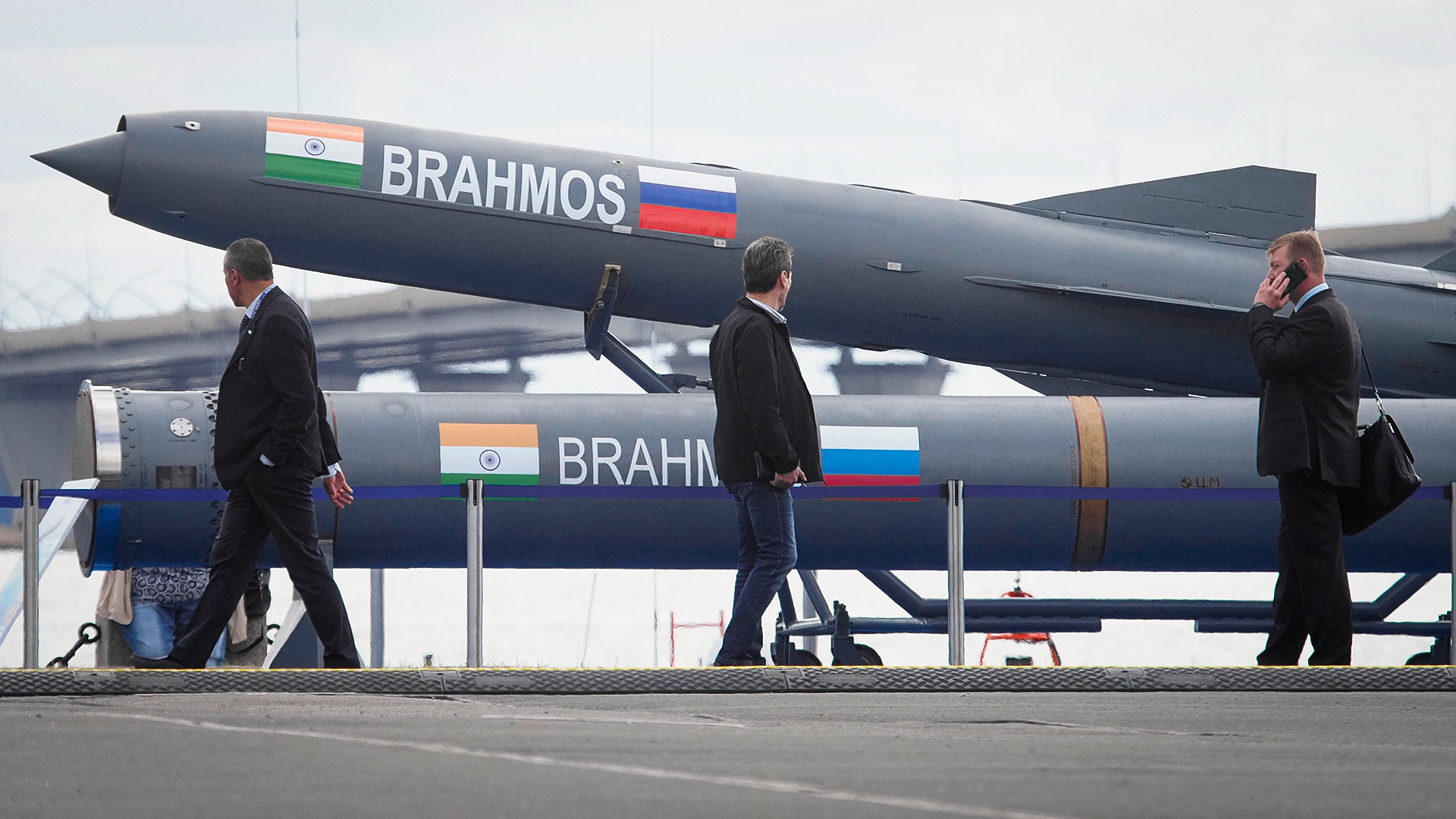 Посетиоци пролазе испред индијске противбродске ракете „Брамос“ на Међународној морнаричкој изложби у Санкт Петербургу, Русија, четвртак 11. јул 2019.