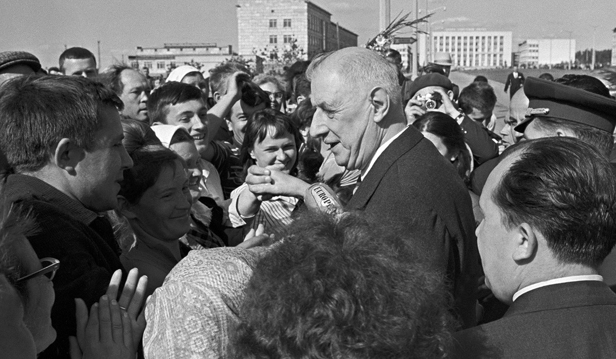 Novossibírsk, URSS, 1966. O presidente francês Charles de Gaulle conversa nas ruas de Akademgorodok.

