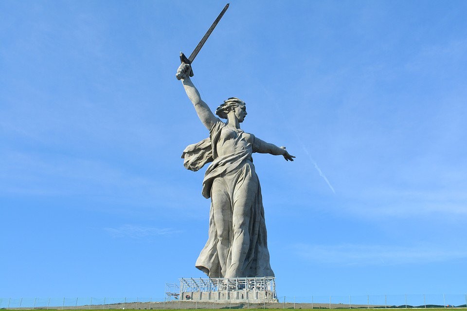 Patung Ibu Pertiwi Memanggil di Volgograd. Inilah patung tertinggi di Eropa dan monumen peringatan Perang Dunia II paling terkenal di Rusia.