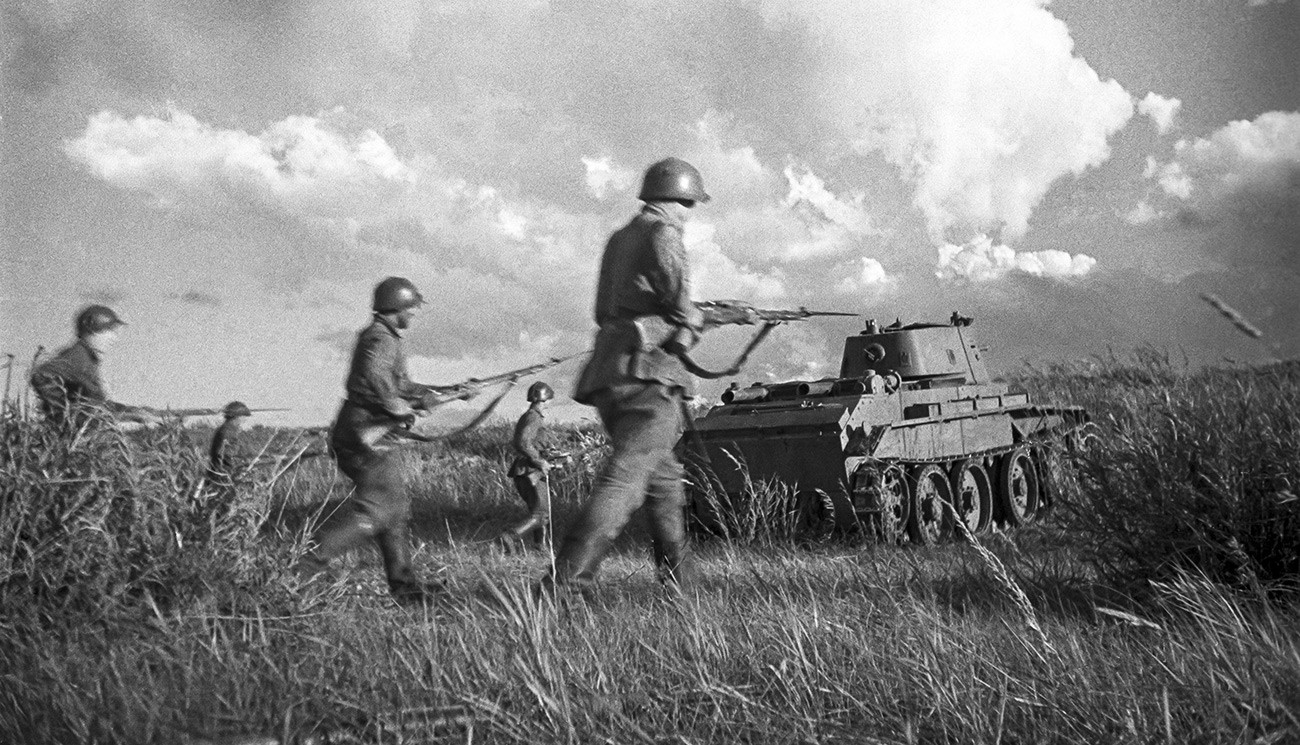 Советские бойцы под прикрытием танков идут в бой в районе реки Халхин-Гол.