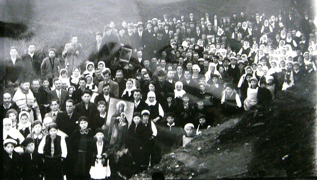 Селаните се враќаат по фаќање на крстот на верскиот празник Водици, во село Брусник, 1916 година. Фотографија на браќата Манаки.  