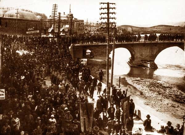 Прослава на Водици во близина на Камениот мост во Скопје, на почетокот на 20 век. 