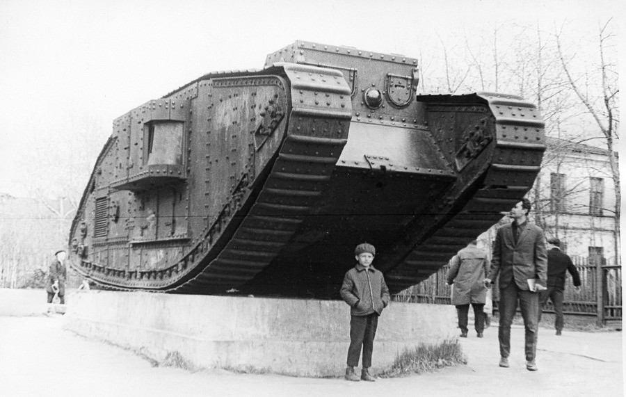 Trophäe von 1919: Britischer Panzer im Zentrum von Archangelsk  
