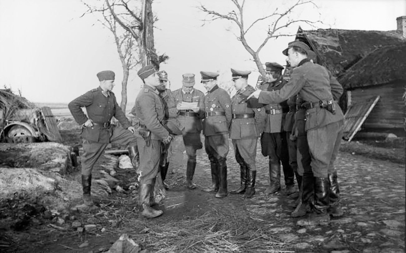 Bronislav Kaminsky surrounded by German and RONA officers.

