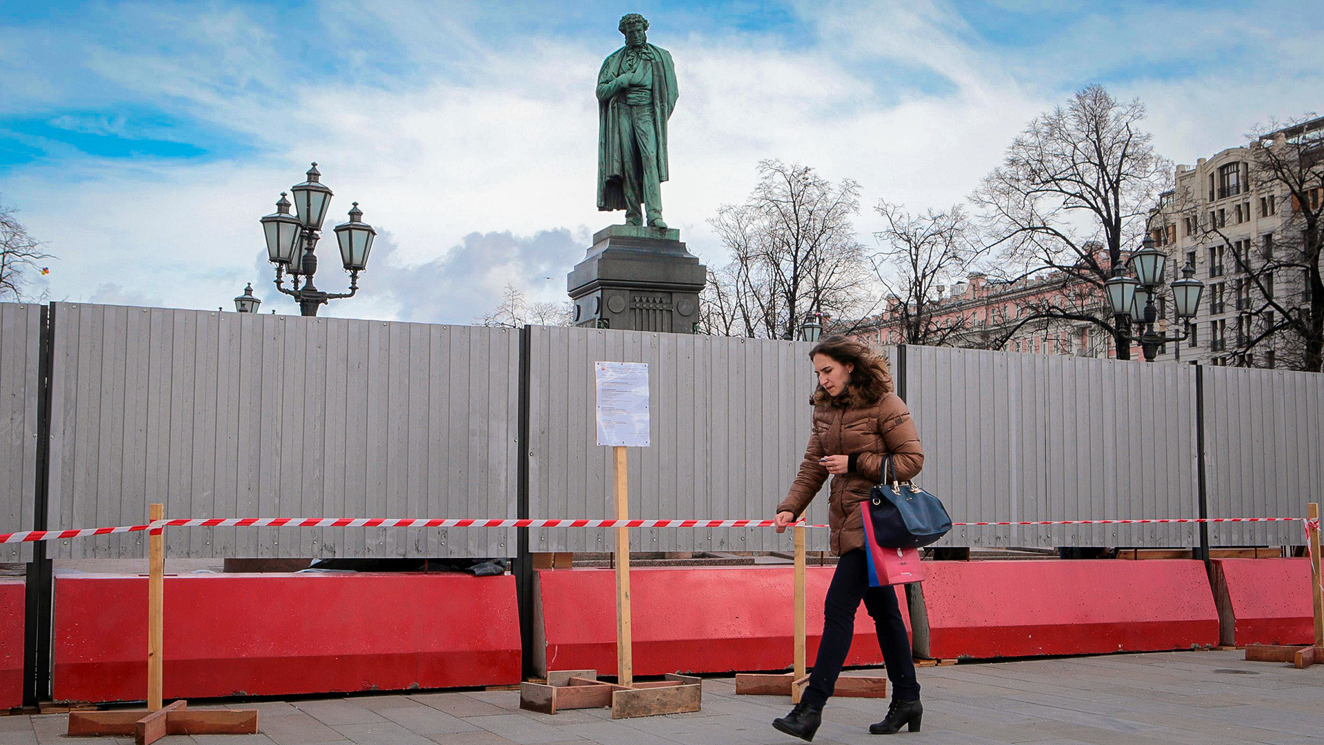 Clôture en prévision de la restauration du monument à Alexandre Pouchkine dans le centre de Moscou